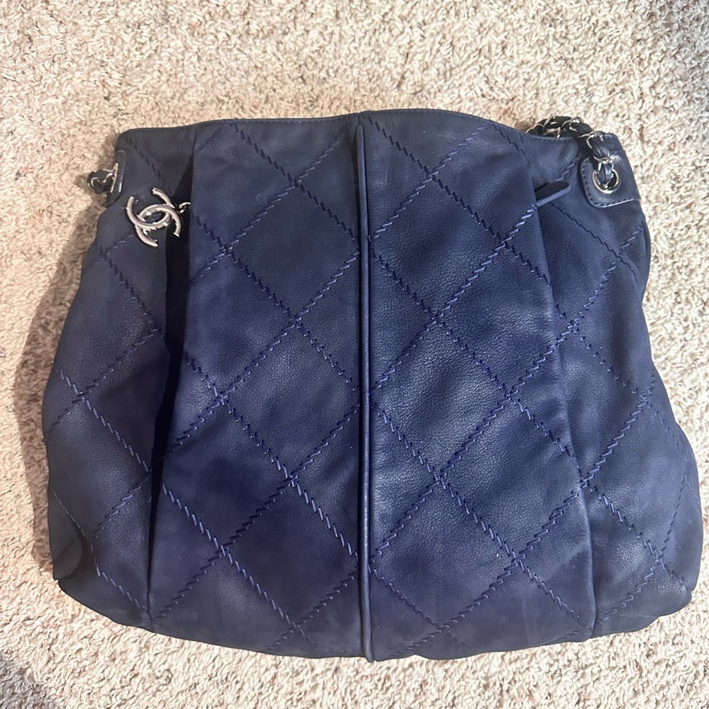 CHANEL Navy Blue Shoulder Bag with Iconic Chain Strap - Picture 16 of 16
